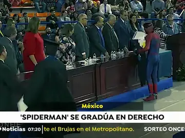 Un joven de 21 años recoge su diploma como graduado en Derecho disfrazado de Spider-Man Un joven de 21 años recoge su diploma como graduado en Derecho disfrazado de Spider-Man