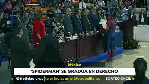 Un joven de 21 años recoge su diploma como graduado en Derecho disfrazado de Spider-Man Un joven de 21 años recoge su diploma como graduado en Derecho disfrazado de Spider-Man