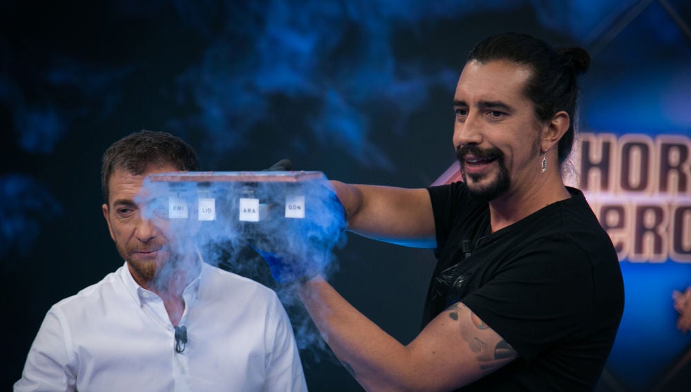 Emilio Aragón disfruta de la levitación cuántica de Marron en 'El Hormiguero 3.0'