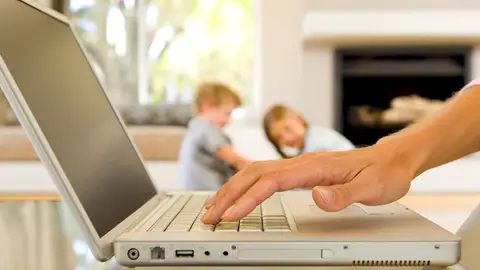 Imagen de una persona trabajando en su casa Imagen de una persona trabajando en su casa