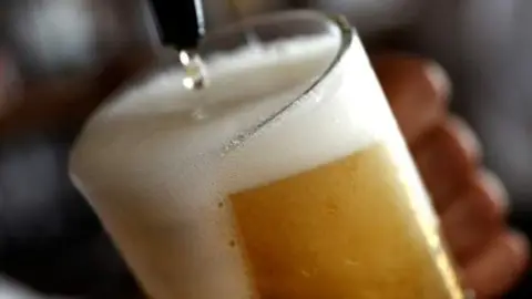 Sortean un día de cervezas gratis por usar bien la mascarilla ante el coronavirus Sortean un día de cervezas gratis por usar bien la mascarilla ante el coronavirus