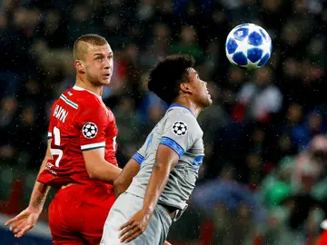 McKennie puja por la pelota McKennie puja por la pelota