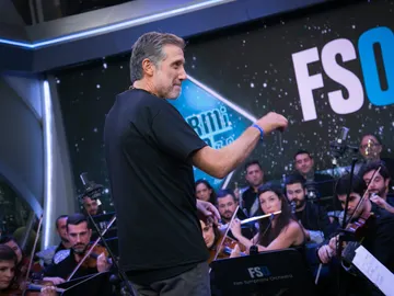 Emilio Aragón dirige su propia composición, 'Médico de Familia', en 'El Hormiguero 3.0' con la Film Symphony Orchestra Emilio Aragón dirige su propia composición, 'Médico de Familia', en 'El Hormiguero 3.0' con la Film Symphony Orchestra