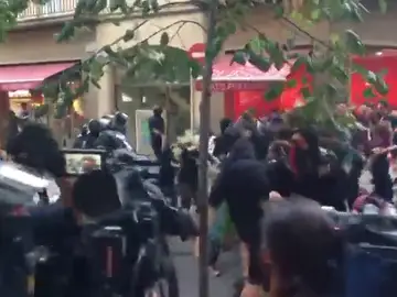 Los Mossos cargan contra manifestantes convocados por los CDR contra otra marcha por la unidad de España Los Mossos cargan contra manifestantes convocados por los CDR contra otra marcha por la unidad de España