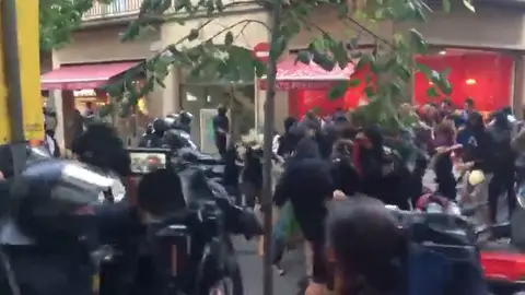 Los Mossos cargan contra manifestantes convocados por los CDR contra otra marcha por la unidad de España Los Mossos cargan contra manifestantes convocados por los CDR contra otra marcha por la unidad de España