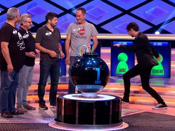 Manu cubre a Juanra Bonet tras un despite del equipo de '¡Boom!' Manu cubre a Juanra Bonet tras un despite del equipo de '¡Boom!'