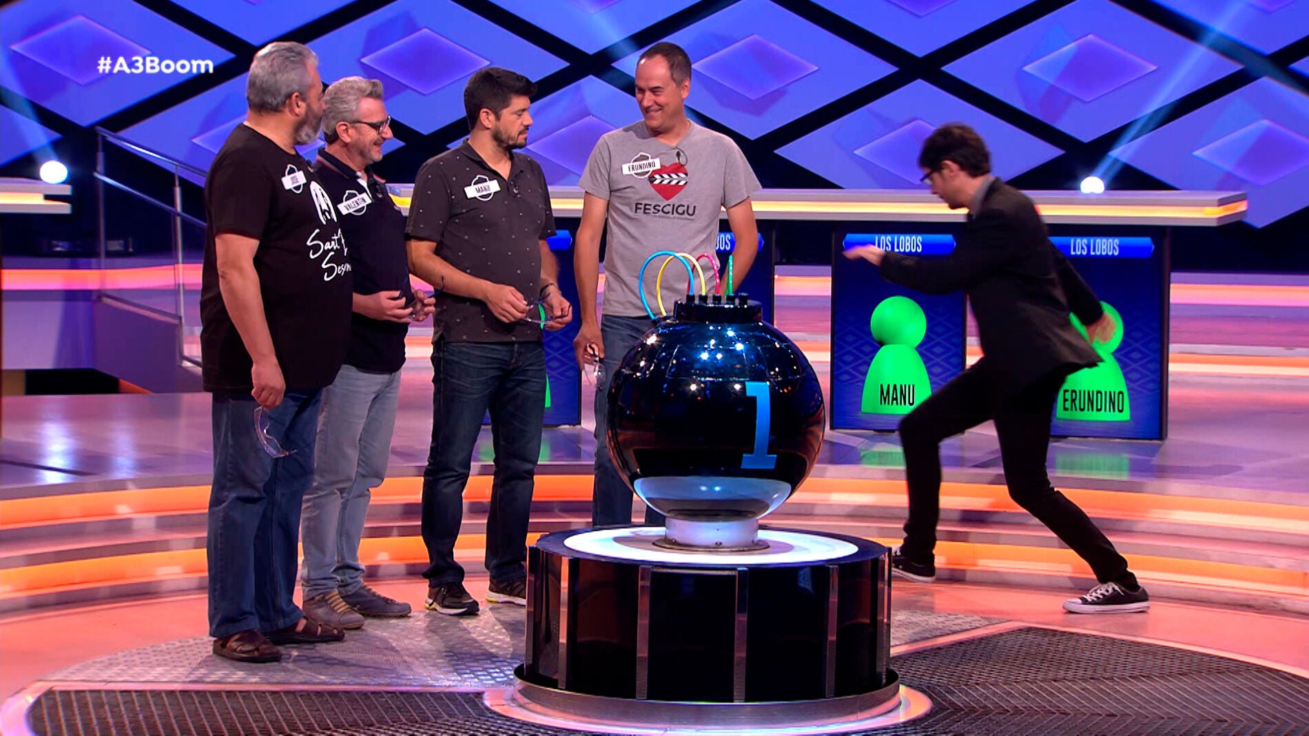Manu cubre a Juanra Bonet tras un despite del equipo de '&iexcl;Boom!'