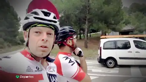 (03-10-18) Los ciclistas autores de la denuncia viral: "Puede resultar cómico, pero esa carretera está plagada de ramos de flores" (03-10-18) Los ciclistas autores de la denuncia viral: "Puede resultar cómico, pero esa carretera está plagada de ramos de flores"