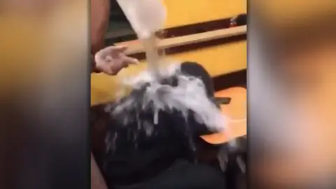 Despedido por humillar a un mendigo Despedido por humillar a un mendigo