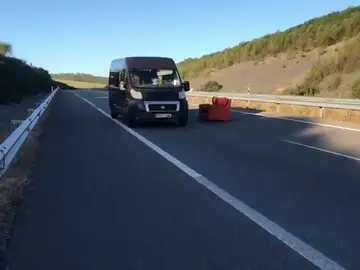 Un conductor tiene que esquivar un sof´a Un conductor tiene que esquivar un sof´a