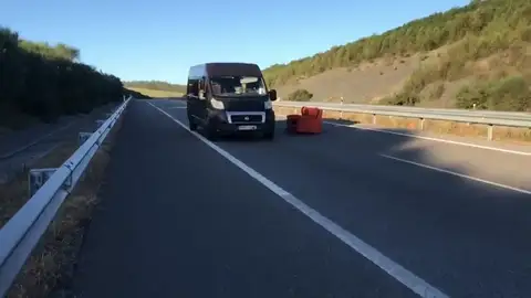 Un conductor tiene que esquivar un sof´a Un conductor tiene que esquivar un sof´a