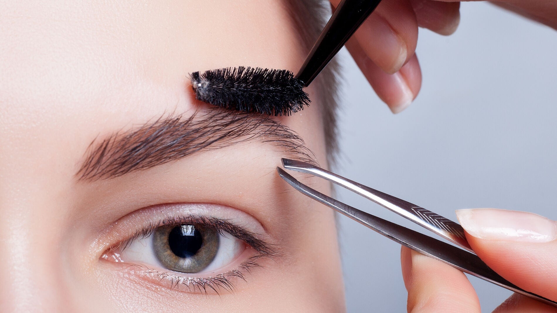 Mujer se depila las cejas