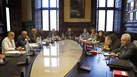 El pleno del Parlament, en el aire por disputa de JxCat y ERC por voto delegado El pleno del Parlament, en el aire por disputa de JxCat y ERC por voto delegado
