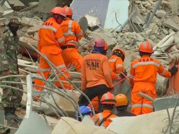 Los equipos de rescate creen que quedan solo 24 horas para encontrar supervivientes en Indonesia