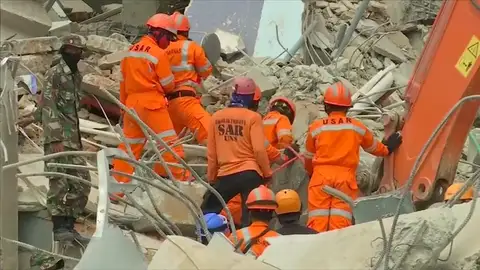 Los equipos de rescate creen que quedan solo 24 horas para encontrar supervivientes en Indonesia Los equipos de rescate creen que quedan solo 24 horas para encontrar supervivientes en Indonesia