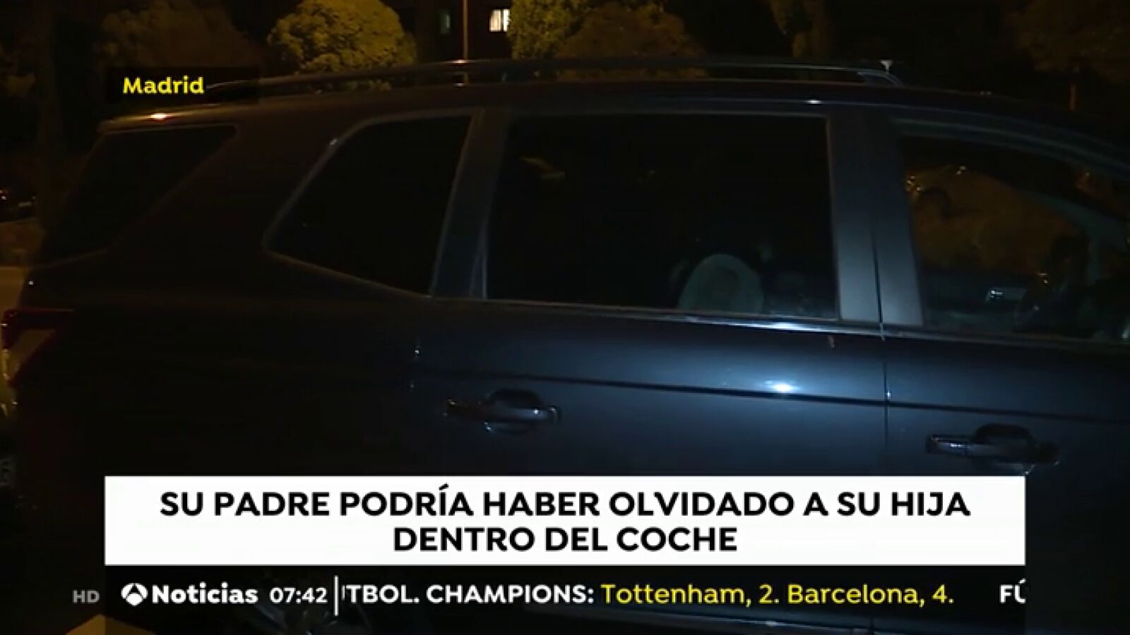 Los transeúntes no pudieron ver al bebé que murió dentro del coche porque los cristales estaban tintados