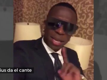 Vinícius da la nota: "Cantas peor que Neymar"