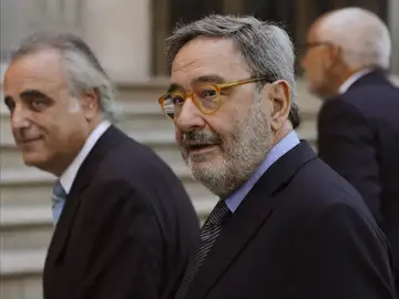 El ex presidente de CatalunyaCaixa, Narcís Serra, acompañado por su abogado Pau Molins El ex presidente de CatalunyaCaixa, Narcís Serra, acompañado por su abogado Pau Molins
