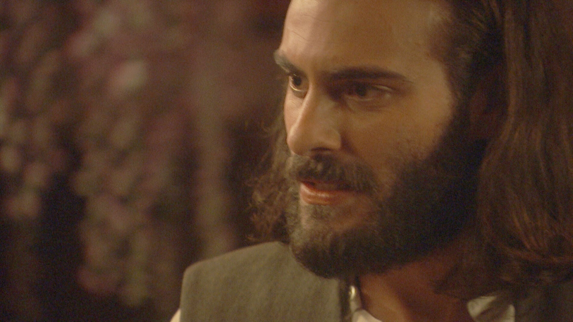 El incendio hace que Isaac comience a desconfiar de la inocencia de Antolina