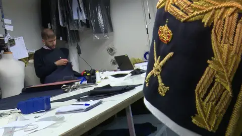 Uniformes de gala, artesanía de generación en generación Uniformes de gala, artesanía de generación en generación