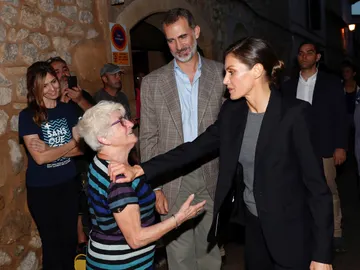 Los reyes Felipe y Letizia conversan con vecinos de Sant Llorenç Los reyes Felipe y Letizia conversan con vecinos de Sant Llorenç
