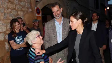 Los reyes Felipe y Letizia conversan con vecinos de Sant Llorenç Los reyes Felipe y Letizia conversan con vecinos de Sant Llorenç