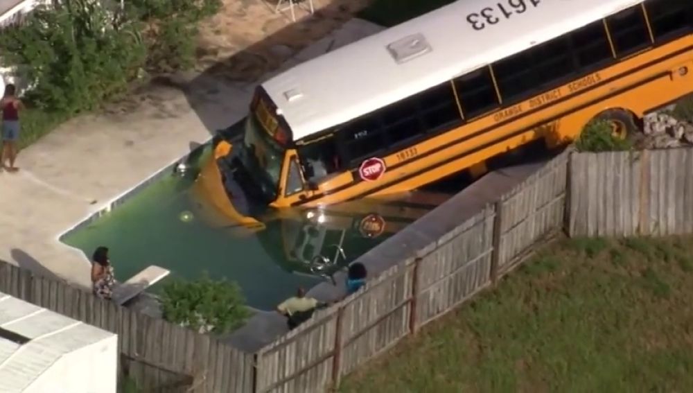 Iba a la escuela en Florida y termina con el autobús en la piscina