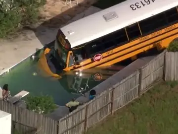 Iba a la escuela en Florida y termina con el autobús en la piscina Iba a la escuela en Florida y termina con el autobús en la piscina