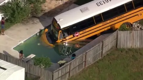 Iba a la escuela en Florida y termina con el autobús en la piscina Iba a la escuela en Florida y termina con el autobús en la piscina