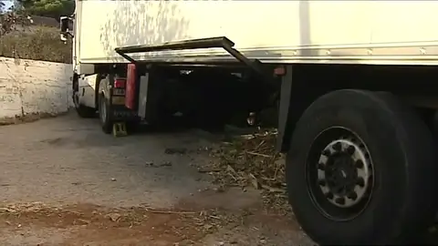 Un camión se ha quedado atascado tras seguir las indicaciones del navegador Un camión se ha quedado atascado tras seguir las indicaciones del navegador