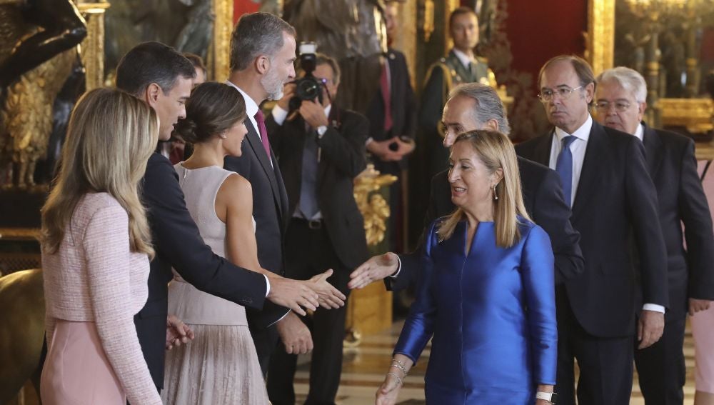  Los reyes Felipe VI y Letizia, junto al presidente del gobierno Pedro Sánchez y su mujer Begoña Gómez