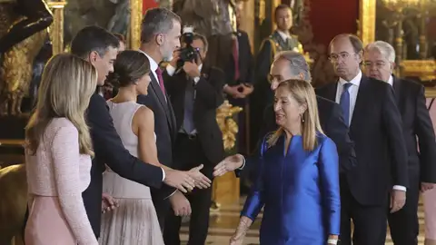 Los reyes Felipe VI y Letizia, junto al presidente del gobierno Pedro Sánchez y su mujer Begoña Gómez Los reyes Felipe VI y Letizia, junto al presidente del gobierno Pedro Sánchez y su mujer Begoña Gómez
