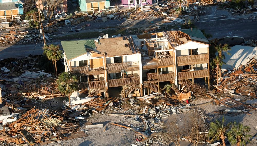 Fotografía aérea que muestra el destrozo ocasionado tras el paso del huracán Michael 