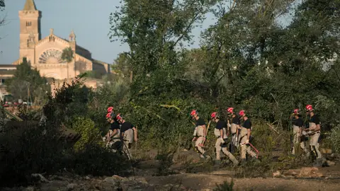 Buzos de la Guardia Civil y la Unidad Militar de Emergencias (UME) y agentes de diversos cuerpos a pie al niño Buzos de la Guardia Civil y la Unidad Militar de Emergencias (UME) y agentes de diversos cuerpos a pie al niño