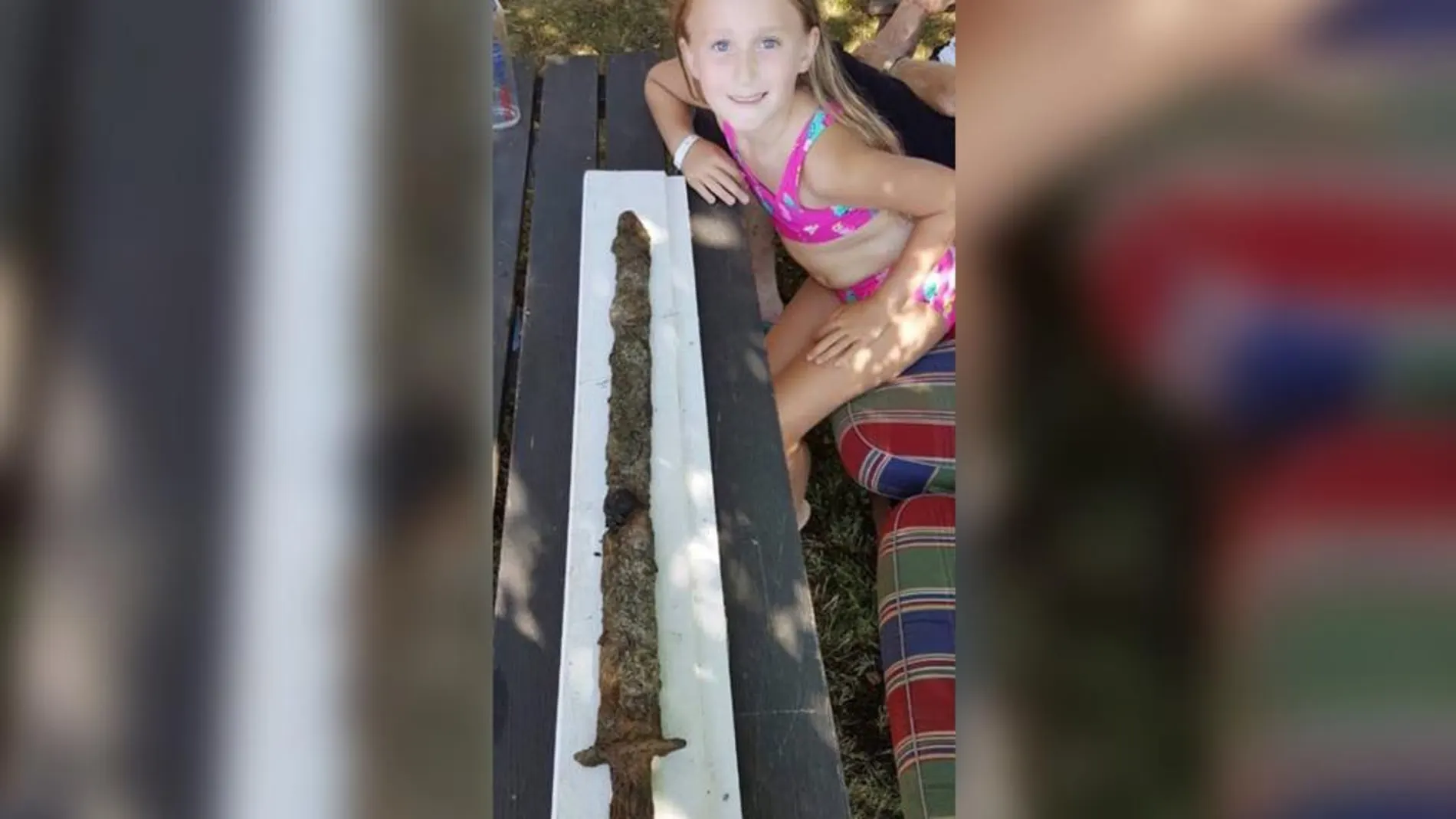 La niña posando con la espada La niña posando con la espada