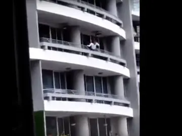 La mujer tras intentarse hacer un selfie La mujer tras intentarse hacer un selfie