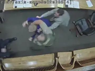 Un acusado se abalanza hacia un agente para intentar coger el arma en pleno juicio Un acusado se abalanza hacia un agente para intentar coger el arma en pleno juicio