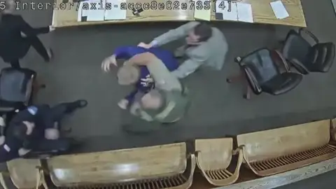 Un acusado se abalanza hacia un agente para intentar coger el arma en pleno juicio Un acusado se abalanza hacia un agente para intentar coger el arma en pleno juicio