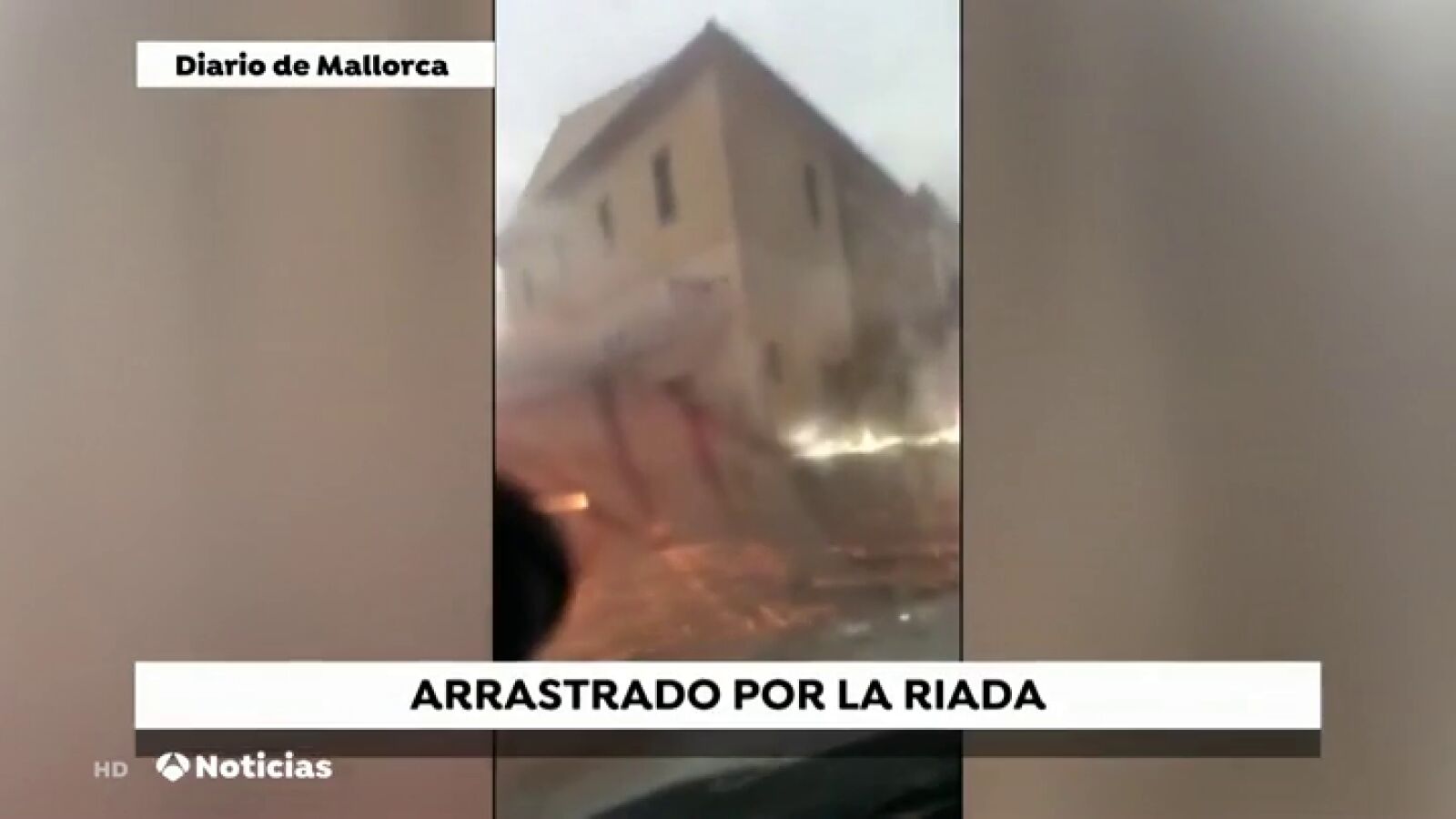Un joven graba cómo la riada en Sant Llorenç le arrastra dentro de su coche