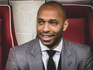 Thierry Henry, sonriente en su nuevo banquillo