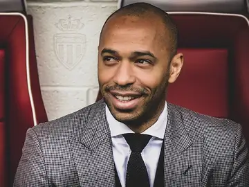 Thierry Henry, sonriente en su nuevo banquillo Thierry Henry, sonriente en su nuevo banquillo