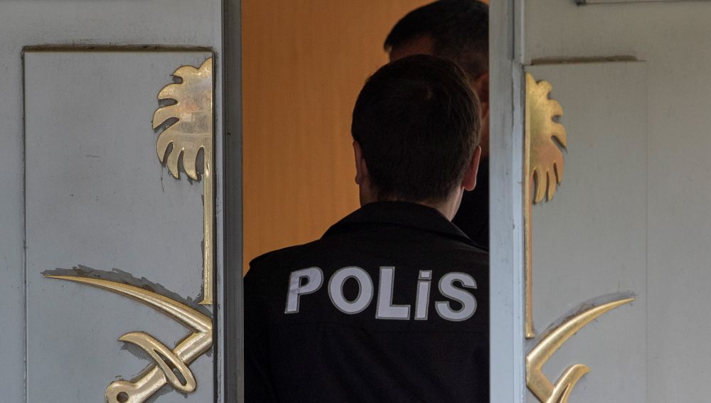 Un policía turco entra en el consulado de Arabia Saudí en Estambul