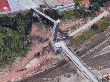 El ascensor panorámico que hay junto a las vías del tren en Santander El ascensor panorámico que hay junto a las vías del tren en Santander