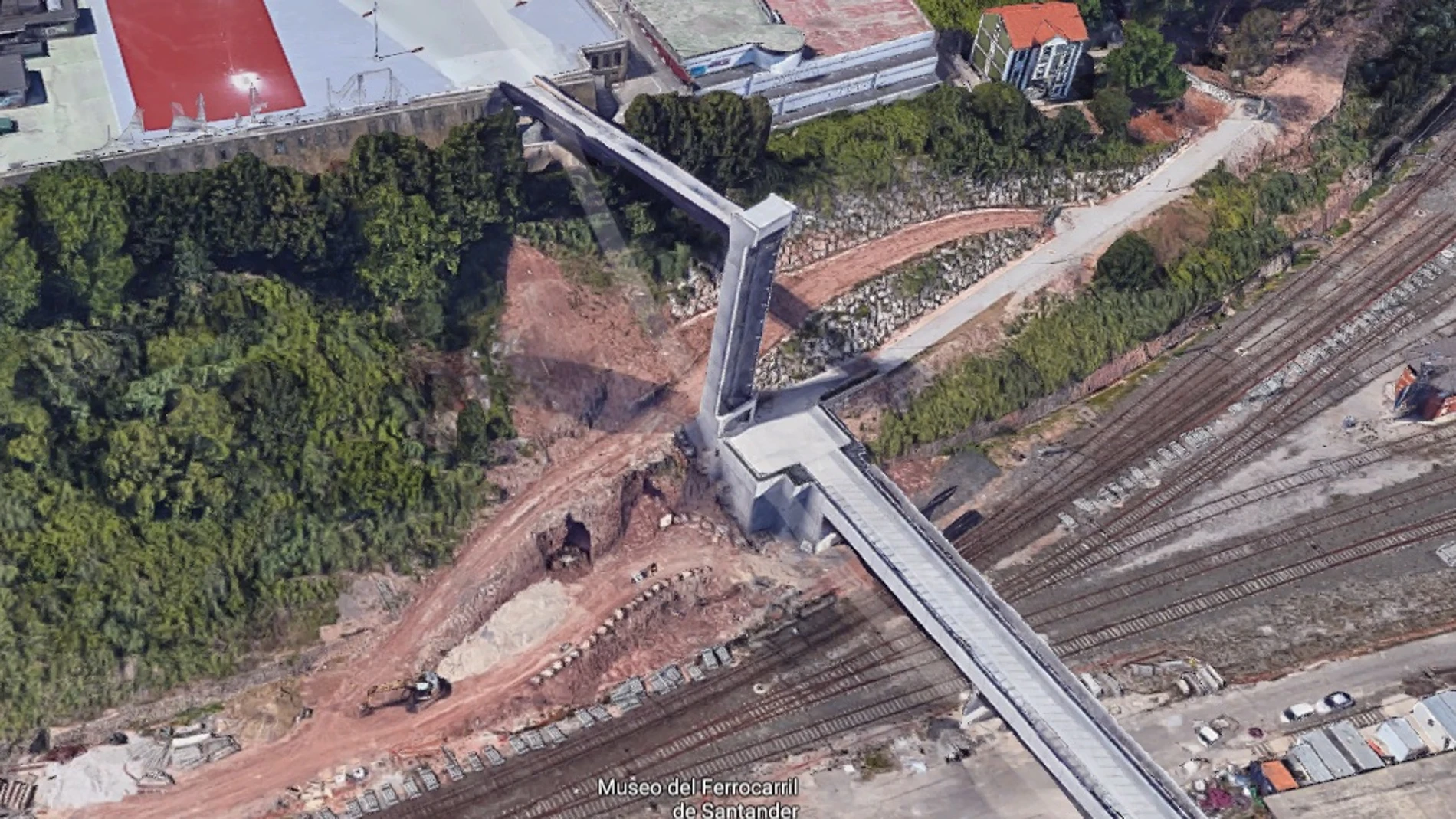 El ascensor panorámico que hay junto a las vías del tren en Santander El ascensor panorámico que hay junto a las vías del tren en Santander
