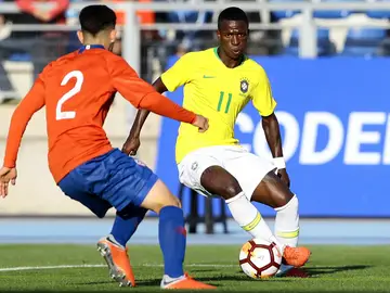 Vinicius encara a un rival Vinicius encara a un rival