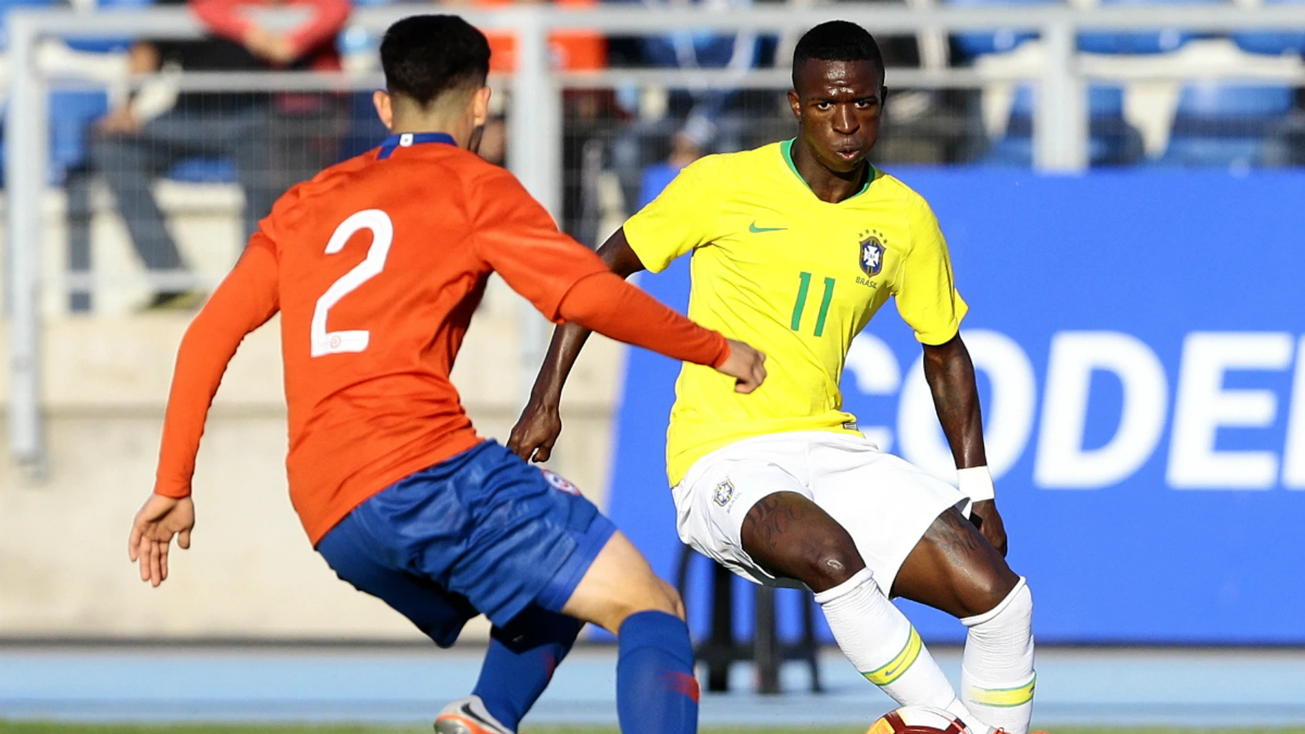 Vinicius encara a un rival Vinicius encara a un rival
