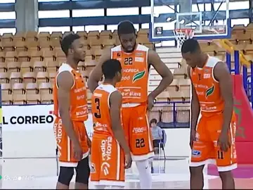 47 puntos en el primer partido, 33 en el segundo... Junio Robinson encandila a la LEB Oro con su 1,65 de estatura 47 puntos en el primer partido, 33 en el segundo... Junio Robinson encandila a la LEB Oro con su 1,65 de estatura