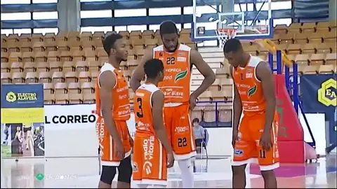47 puntos en el primer partido, 33 en el segundo... Junio Robinson encandila a la LEB Oro con su 1,65 de estatura 47 puntos en el primer partido, 33 en el segundo... Junio Robinson encandila a la LEB Oro con su 1,65 de estatura