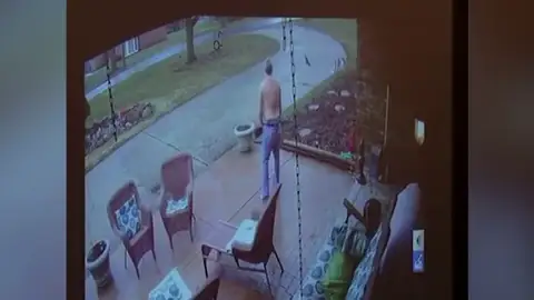 Un menor afroamericano llama al timbre de un hombre para pedir ayuda y este le dispara Un menor afroamericano llama al timbre de un hombre para pedir ayuda y este le dispara
