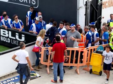 Aficionados del Hércules denuncian que el Valencia se negó a vender localiades a los nacidos en Alicante Aficionados del Hércules denuncian que el Valencia se negó a vender localiades a los nacidos en Alicante